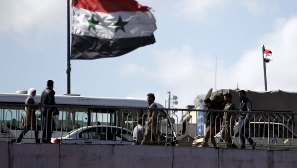 Bandera siria en Damasco, capital del país - Sputnik Mundo