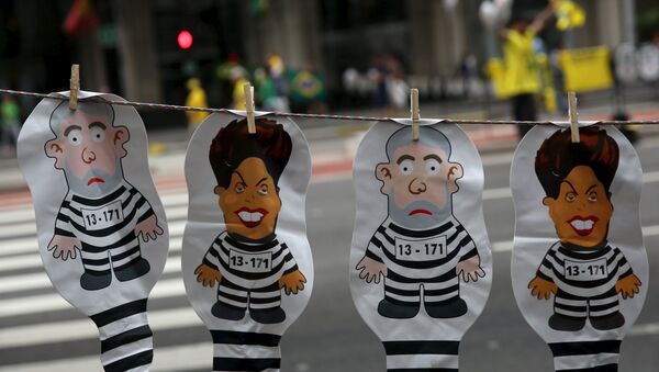 Muñecos inflables de la presidenta Dilma Rousseff y expresidente Lula da Silva - Sputnik Mundo