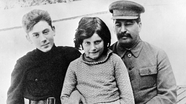 Stalin con sus hijos, Svetlana (la madre de Chrese Evans) y Vasili - Sputnik Mundo