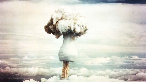 Nube de hongo tras la explosión de una bomba nuclear (imagen referencial) - Sputnik Mundo