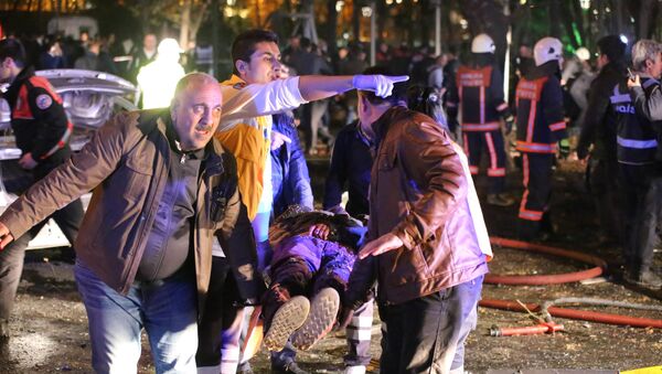 Los socorristas en el lugar del atentado en Ankara - Sputnik Mundo
