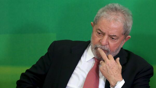 Brazil's former president Luiz Inacio Lula da Silva gestures during his appointment as chief of staff, at Planalto palace in Brasilia, Brazil - Sputnik Mundo