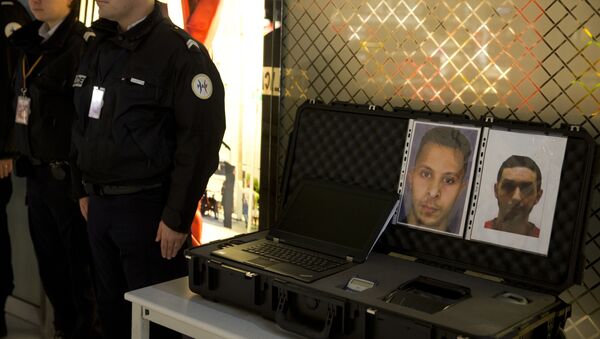 Police officers stand next to the wanted notice of terrorist Salah Abdeslam (L) and Mohamed Abrini on December 3, 2015 at the Roissy-Charles-de-Gaulle airport in Roissy-en-France, outside Paris. - Sputnik Mundo