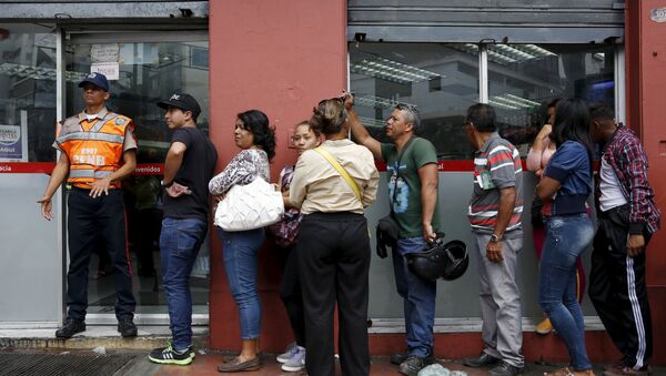 Venezolanos guardan turno frente a supermercado (archivo) - Sputnik Mundo