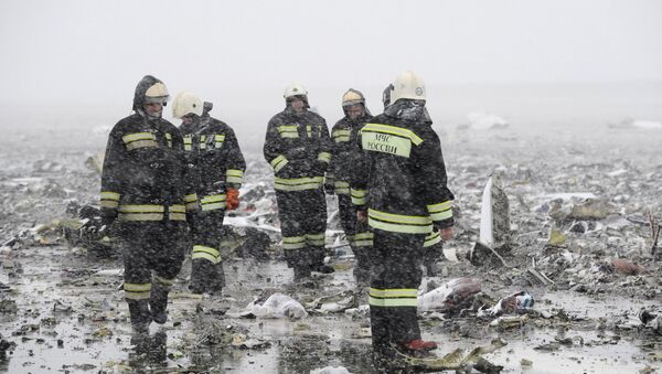 Equipos de rescate en el lugar del siniestro del Boeing en Rostov on Don, Rusia - Sputnik Mundo