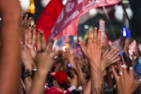 Simpatizantes de Rousseff y Silva se lanzan a las calles en apoyo a la presidenta - Sputnik Mundo