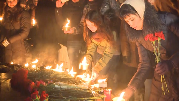 La gente de Rusia rinde homenaje a las víctimas del avión FlyDubai - Sputnik Mundo