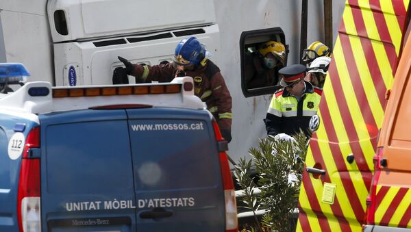 Socorristas catalanes en el lugar del accidente de autobús en España - Sputnik Mundo