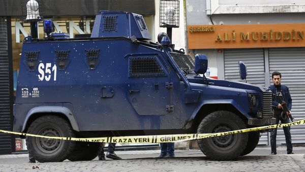 Los policías en el lugar del atentado en el centro de Estambul - Sputnik Mundo