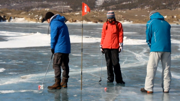 El campo para el torneo internacional de golf sobre hielo del lago Baikal - Sputnik Mundo