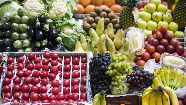 Frutas y verduras en un mercado de Moscú, Rusia (archivo) - Sputnik Mundo