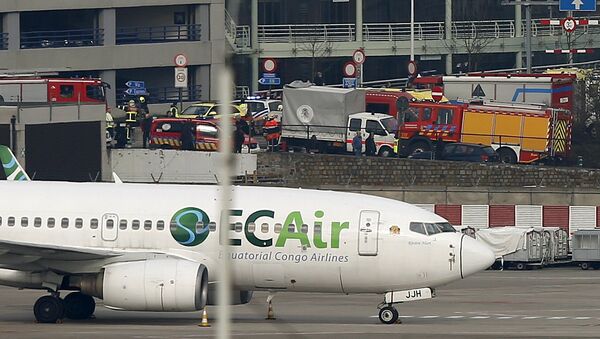 Equipos de rescate en el lugar de las explosiones en el aeropuerto de Zaventem, Bruselas - Sputnik Mundo