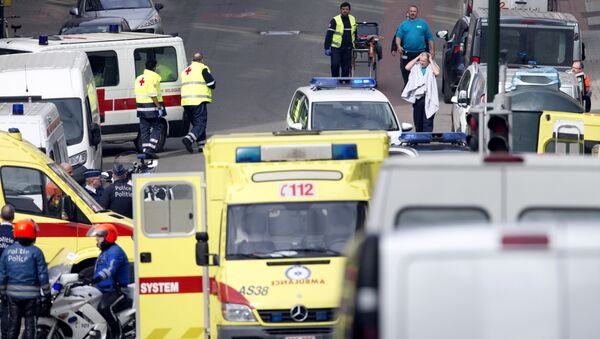 Servicios de emergencia evacúan víctimas tras una explosión en el metro de Bruselas - Sputnik Mundo