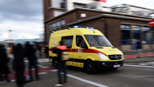 Una ambulancia abandona el aeropuerto de Bruselas tras los atentados del 22 de marzo de 2016 - Sputnik Mundo