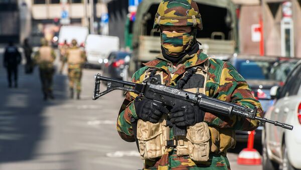 Un militar en Bruselas cerca de la estación de Maelbeek tras los atentados - Sputnik Mundo