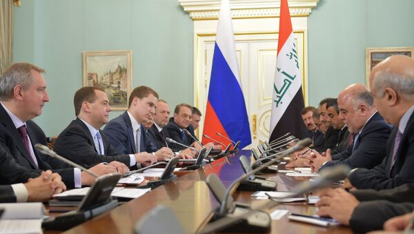 Encuentro entre primer ministro ruso, Dmitri Medvédev y primer ministro iraquí, Haider Al Abadi en mayo de 2015 - Sputnik Mundo
