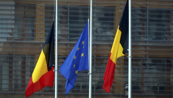 Las banderas de Bélgica y la UE a media asta tras los atentados en Bruselas - Sputnik Mundo