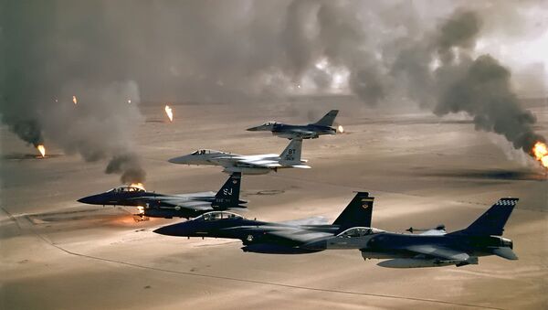 USAF aircraft of the 4th Fighter Wing (F-16, F-15C and F-15E) fly over Kuwaiti oil fires, set by the retreating Iraqi army during Operation Desert Storm in 1991 - Sputnik Mundo