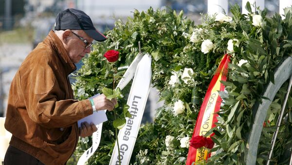 Un hombre rinde homenaje a las víctimas del vuelo de Germanwings Barcelona-Düsseldorf - Sputnik Mundo