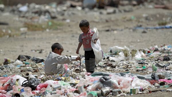 Niños yemeníes entre la basura en Saná - Sputnik Mundo