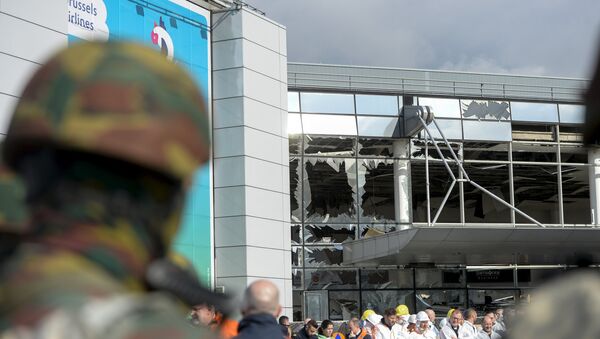 Windows of the terminal at Brussels national airport are seen broken during a ceremony following bomb attacks in Brussels metro and Belgium's National airport of Zaventem - Sputnik Mundo