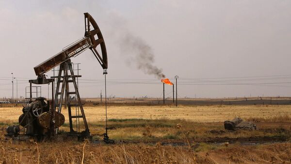 Extracción de petróleo en Siria (imagen referencial) - Sputnik Mundo