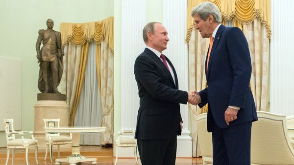 El encuentro entre el presidente de Rusia Vladímir Putin con John Kerry, el secretario de estado de EEUU - Sputnik Mundo