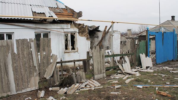Una casa destruida en Donbás (archivo) - Sputnik Mundo