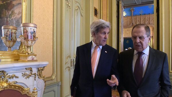 Reunión del ministro de Exteriores de Rusia, Serguéi Lavrov, y el secretario de Estado de EEUU, John Kerry (archivo) - Sputnik Mundo