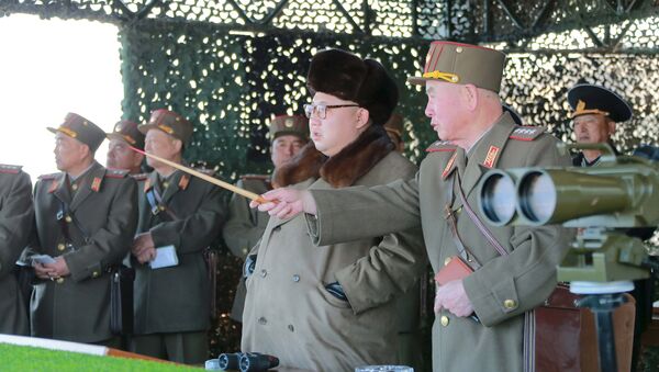 El líder de Corea del Norte, Kim Jong-un durante las maniobras - Sputnik Mundo