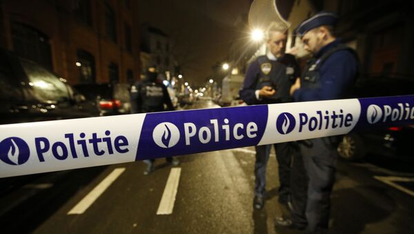 Los policías durante una redada en los suburbios de Schaerbeek en Bruselas - Sputnik Mundo