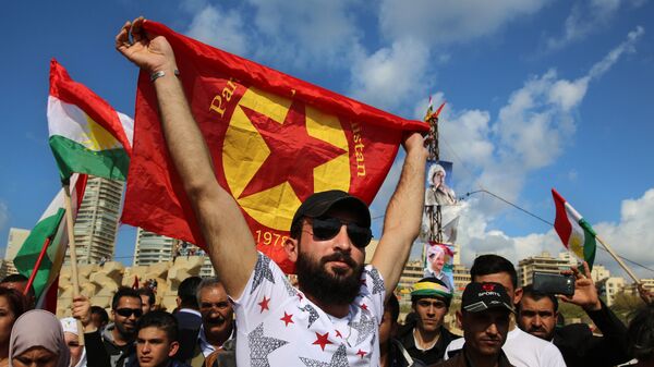 El hombre con la bandera de PKK (archivo) - Sputnik Mundo