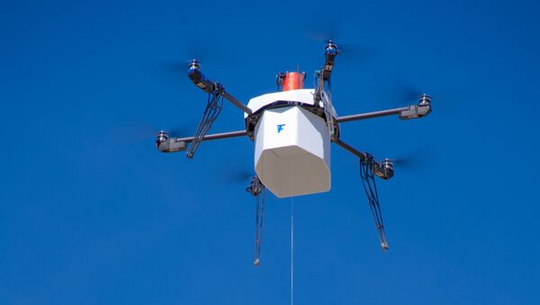Un dron en EEUU entrega un paquete postal en zona urbana por primera vez - Sputnik Mundo