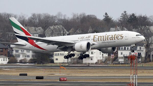 Avión de la compañía Emirates Airlines (imagen referencial) - Sputnik Mundo