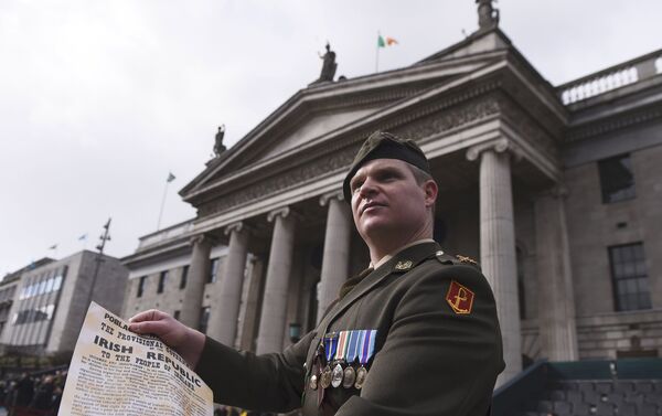 El comandante Pat O´Connor tiene en sus manos la Proclamación de la República durante el aniversario del Alzamiento de Pascua en Dublín - Sputnik Mundo