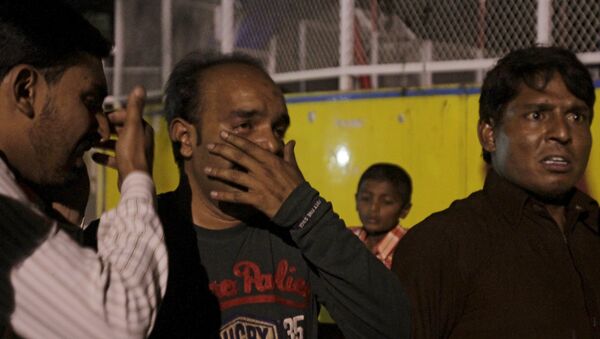Un hombre llora tras la muerte de su familiar durante el atentado en Lahore, Pakistán - Sputnik Mundo