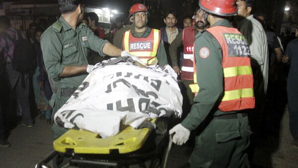 Labores de rescate tras la explosión en Lahore, Pakistán - Sputnik Mundo