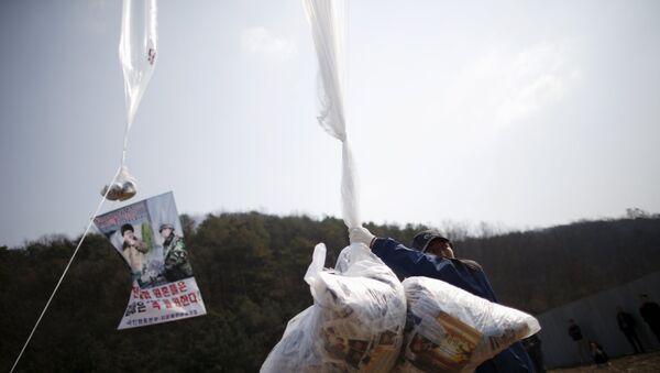 Lanzamiento de globos con panfletos antinorcoreanos - Sputnik Mundo