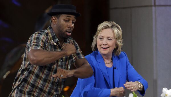 La candidata presidencial demócrata Hillary Clinton practica sus movimientos de baile con DJ Stephen tWitch Boss - Sputnik Mundo