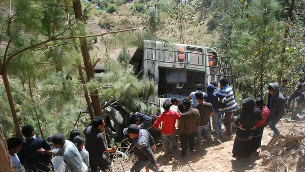 Desbarrancamiento de autobús en la localidad guatemalteca de Nahaualá - Sputnik Mundo