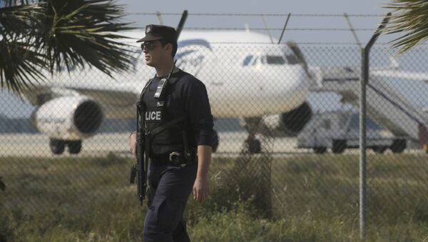 Policía cerca del aeropuerto de Lárnaca deonde se encuentra el avión secuestrado - Sputnik Mundo