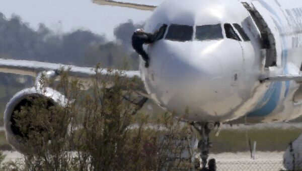 El piloto del A320 secuestrado salta del avión por la ventanilla - Sputnik Mundo