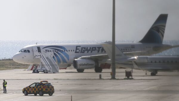 El avión de Egyptair Airbus A320, Chipre, el 29 de marzo de 2016 - Sputnik Mundo