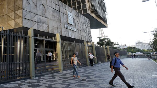 People leave the headquarters building of Petroleo Brasileiro S.A. (PETROBRAS) in Rio de Janeiro, Brazil, March 21, 2016. - Sputnik Mundo