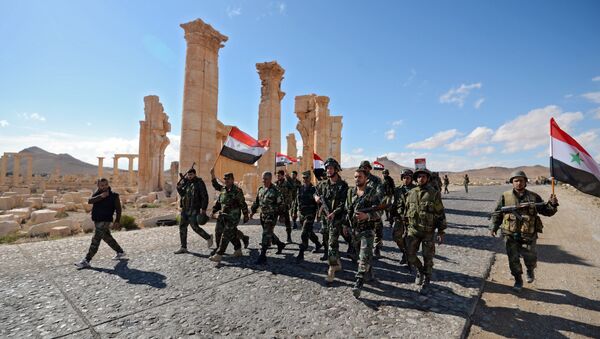 Soldados sirios con la bandera nacional del país - Sputnik Mundo