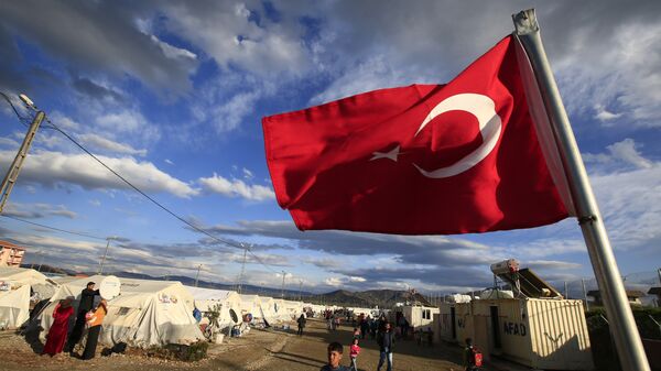 La bandera turca en un campamento de refugiados en Islahiye, provincia de Gaziantep, Turquía - Sputnik Mundo