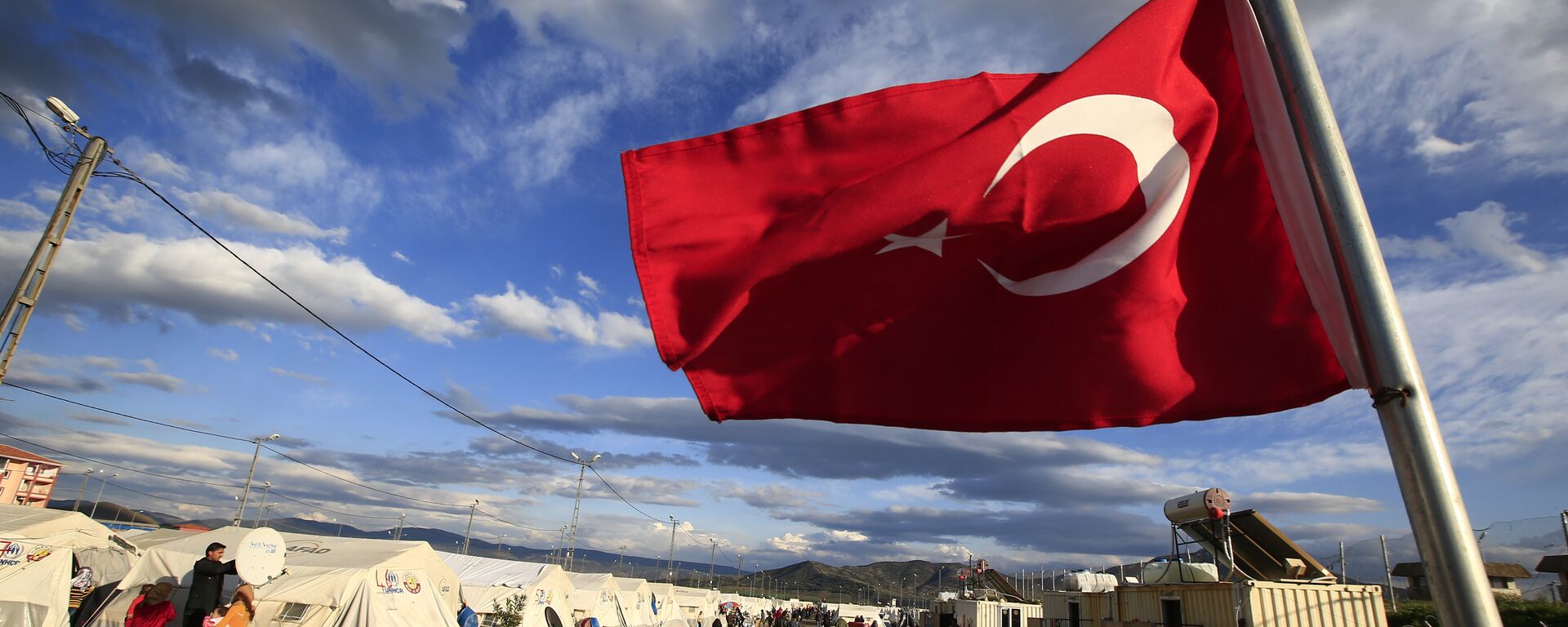  Turkish flag flies at the refugee camp for Syrian refugees in Islahiye, Gaziantep province, southeastern Turkey,Wednesday, March 16, 2016 - Sputnik Mundo, 1920, 05.04.2024
