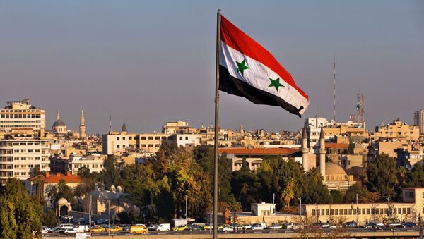 A Syrian national flag waves as vehicles move slowly on a bridge during rush hour, in Damascus, Syria, Sunday, Feb. 28, 2016 - Sputnik Mundo