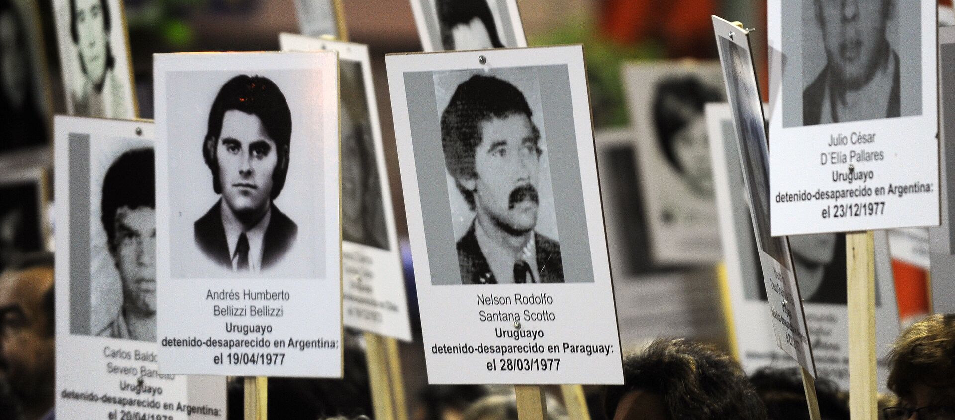 Thousands of Uruguayans take part in the 20th March of Silence --the most well-attended so far-- in memory of missing people during the military dictatorship (1973-1985), in Montevideo on May 20, 2015. - Sputnik Mundo, 1920, 03.09.2020