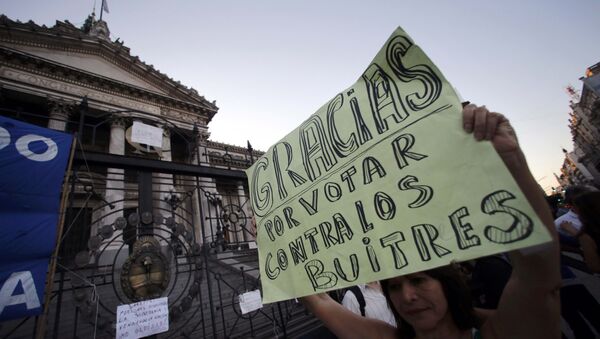 Una mujer con un cartel frente al Congreso en Buenos Aires - Sputnik Mundo